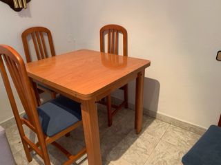 Mueble de comedor con mesa y sillas