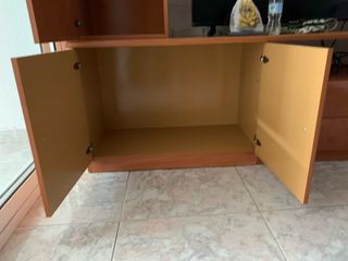 Mueble de comedor con mesa y sillas