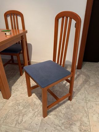Mueble de comedor con mesa y sillas