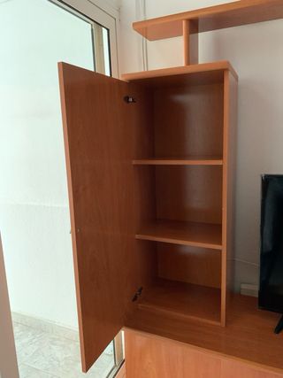 Mueble de comedor con mesa y sillas