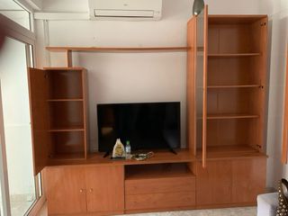 Mueble de comedor con mesa y sillas