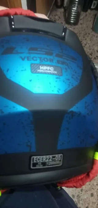 Casco y guantes moto azul y negro