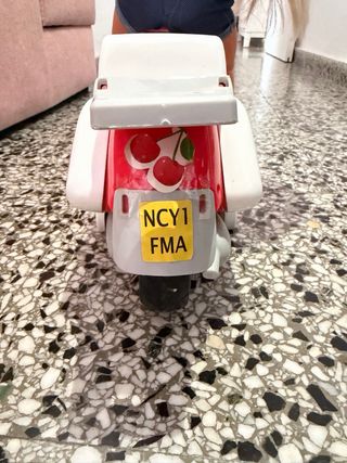 Nancy con moto roja y casco