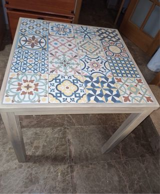Mesa de madera con azulejos decorativos