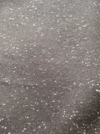 Falda lápiz negra con detalles blancos.