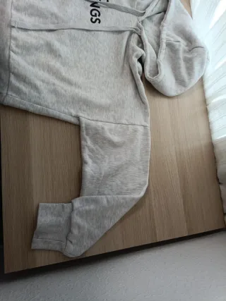 Sudadera corta gris con texto