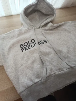 Sudadera corta gris con texto