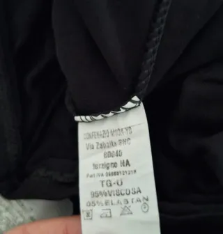 Maglietta nera con manica ricamata