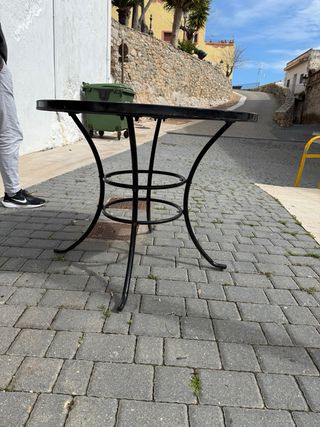 4 Tavoli rotondi in fusione e pietra