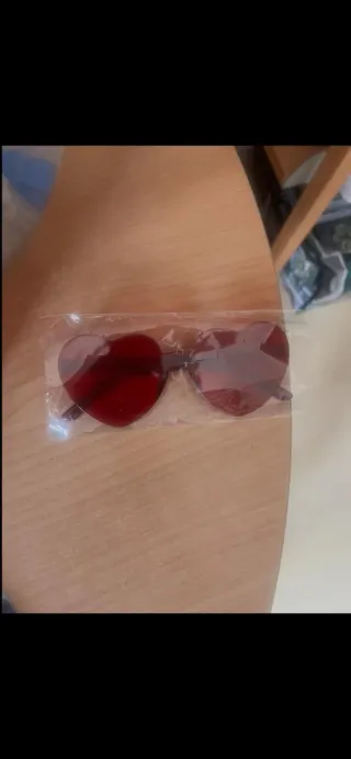Occhiali da sole a forma di cuore rossi