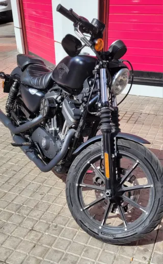 Harley-Davidson Sportster Iron 883 Negra