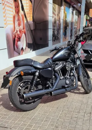 Harley-Davidson Sportster Iron 883 Negra