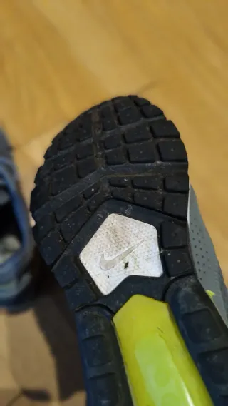 Nike Air Max grises y verdes