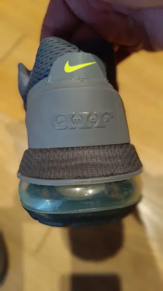 Nike Air Max grises y verdes