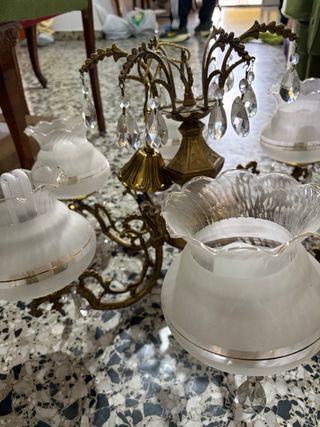 Lámpara de techo dorada con cristales