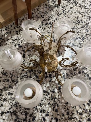 Lámpara de techo dorada con cristales