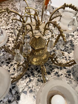 Lámpara de techo dorada con cristales