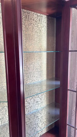 Vitrina de madera con cristal