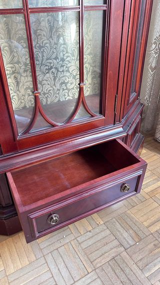 Vitrina de madera con cristal