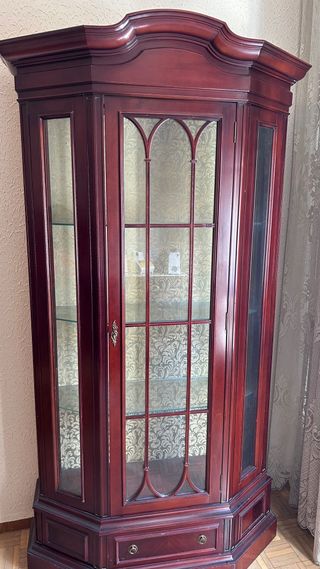 Vitrina de madera con cristal