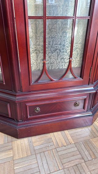 Vitrina de madera con cristal