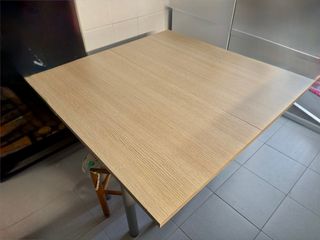 Mesa de cocina abatible terminación Roble claro.