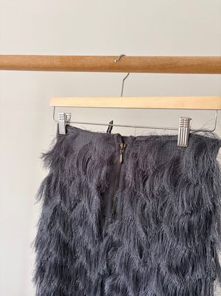 Falda gris con flecos