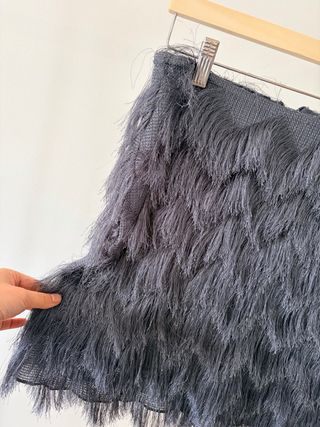 Falda gris con flecos