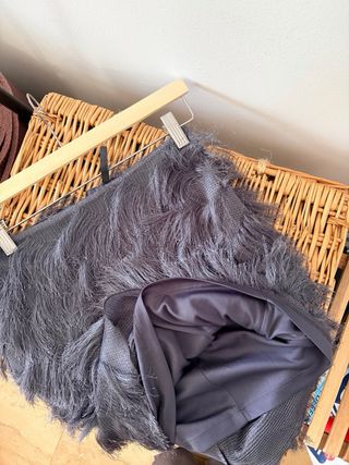 Falda gris con flecos