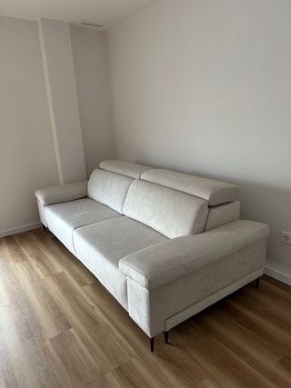 Sofá beige de tela nuevo