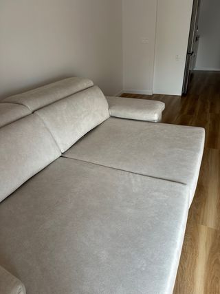Sofá beige de tela nuevo