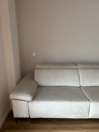 Sofá beige de tela nuevo