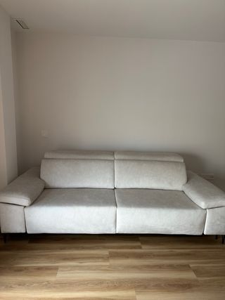 Sofá beige de tela nuevo