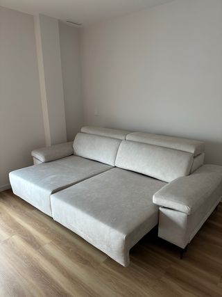 Sofá beige de tela nuevo