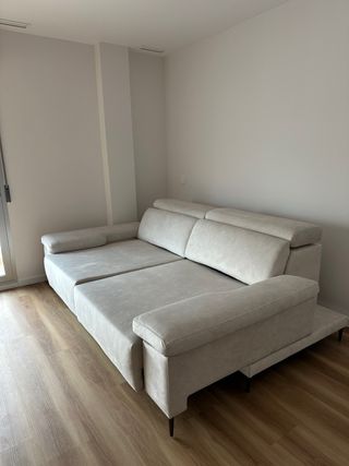 Sofá beige de tela nuevo