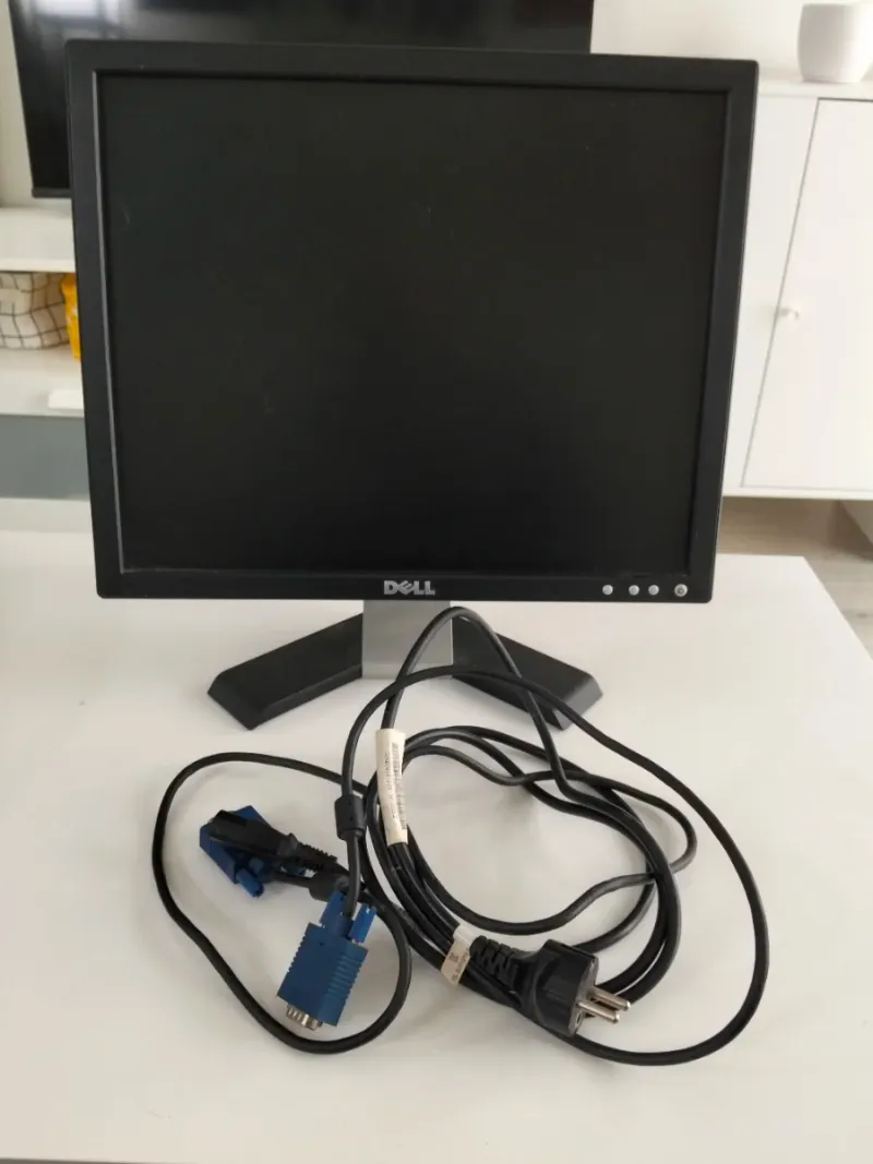 Monitor Dell Negro con Cables