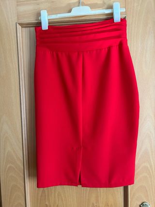 Falda recta roja