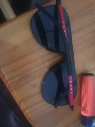 Gafas de sol negras y rojas