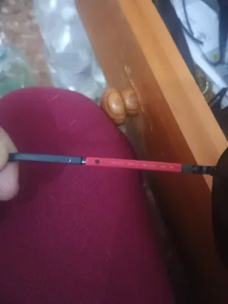 Gafas de sol negras y rojas