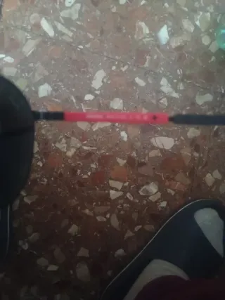 Gafas de sol negras y rojas