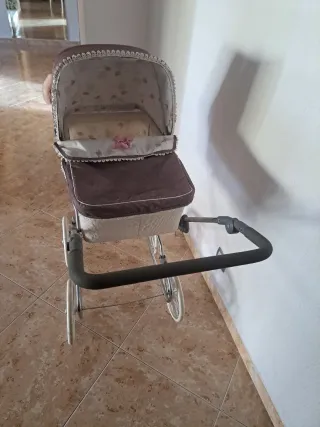 Coche de muñecas clásico