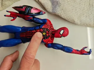 Muñeco Spiderman con escudo
