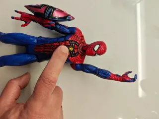 Muñeco Spiderman con escudo