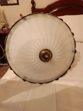 Lámpara de techo dorada y blanca