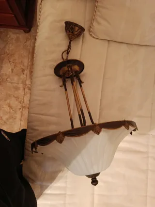 Lámpara de techo dorada y blanca