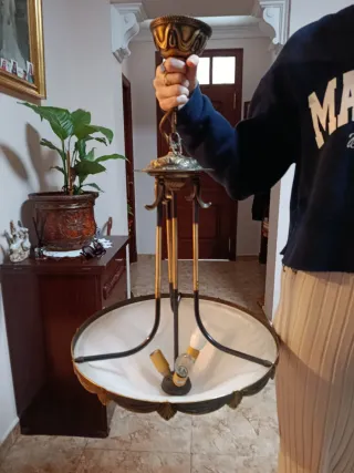 Lámpara de techo dorada y blanca