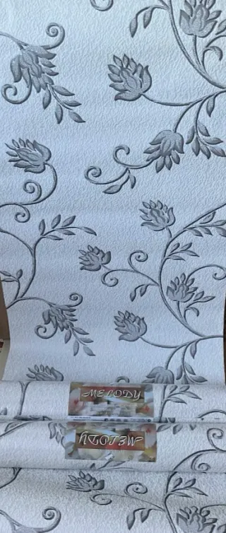 Carta da parati con rilievo argento