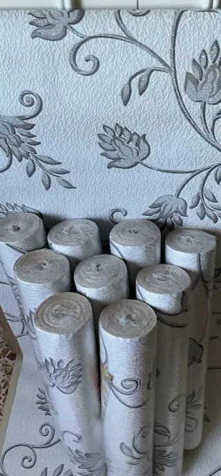 Carta da parati con rilievo argento