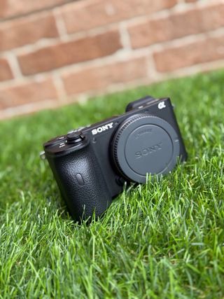 Cámara Sony A6600 APSC Muy NUEVA + ACCESORIOS