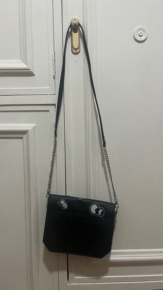 Bolso negro con parches divertidos